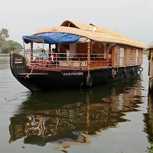 ** Botel Sreekrishna Houseboat - Vaccinated Staff India